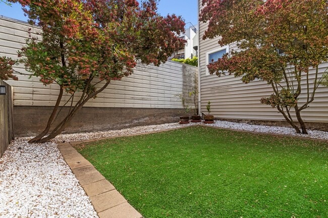 Building Photo - 2 Bed, 2 Bath, 2 Car Parking - Stunning Co...