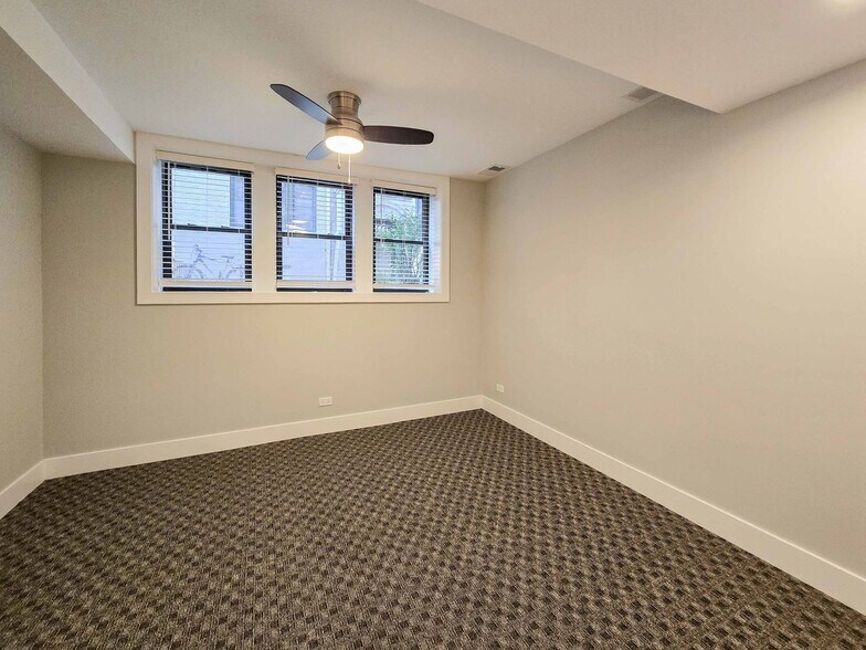 Building Photo - 4840 N Wolcott Ave