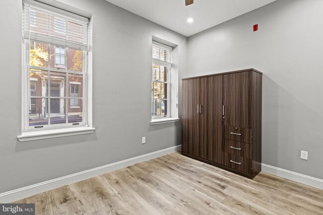 Building Photo - 418 S 15th St