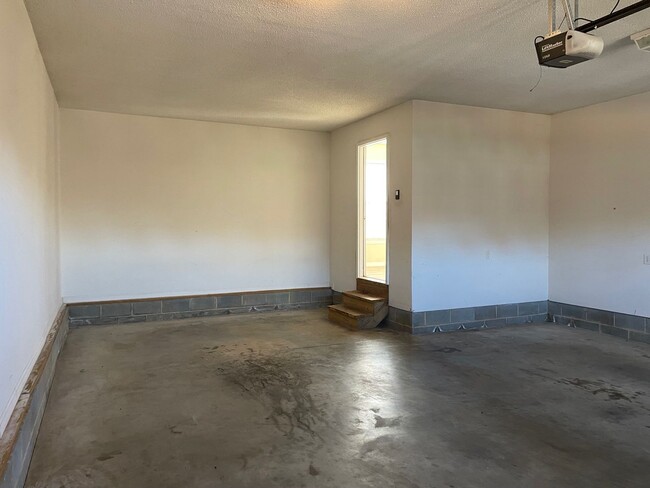 Building Photo - 3 BDRM 2 BA HOME, CONCRETE DRIVE, DOUBLE G...