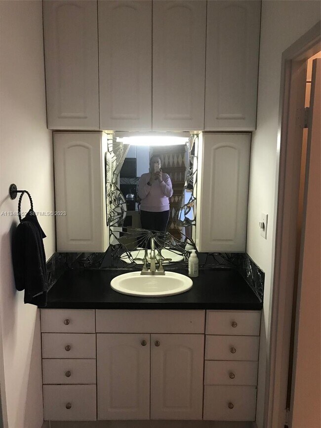 Building Photo - 100 Lincoln Rd