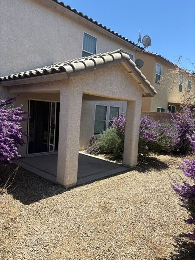 Building Photo - 3 bedroom house with 2.5 bathrooms