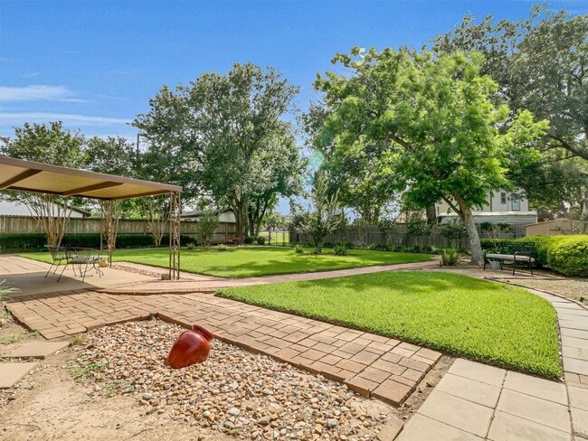Building Photo - 805 Bluebonnet Ln