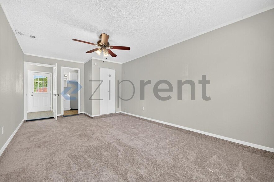 Building Photo - Unit