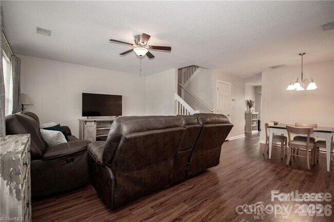 Building Photo - 137 Lynch Cir