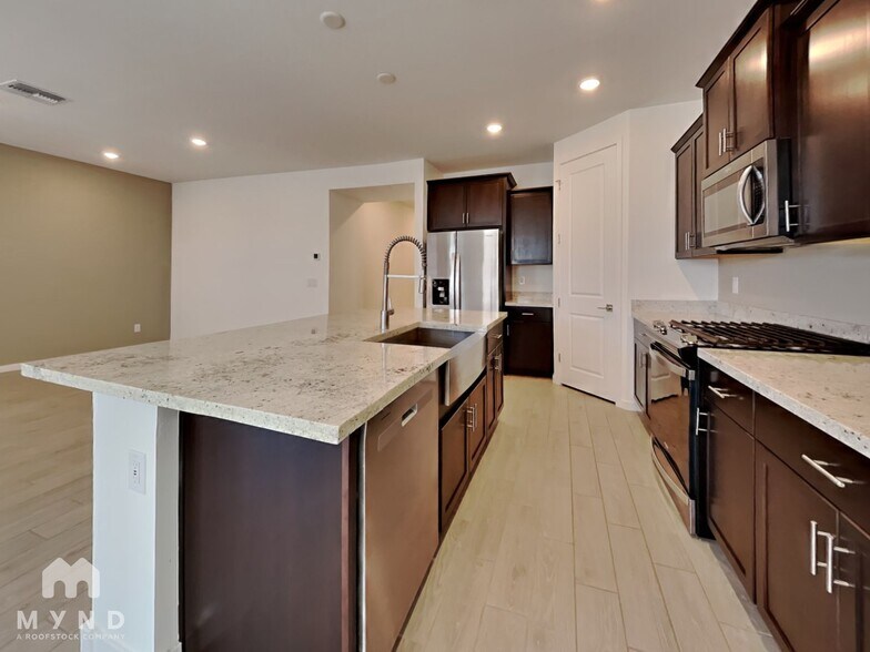 Building Photo - 17335 W Sunnyslope Ln