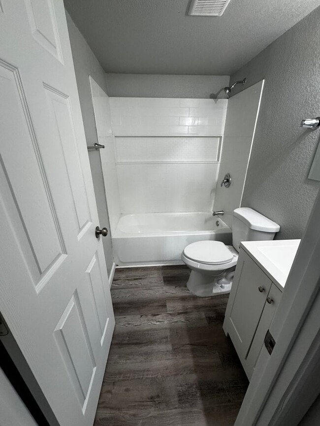 Building Photo - COZY HOME! APPLY NOW!