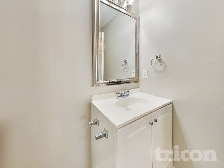 Building Photo - 240 Kings Cove