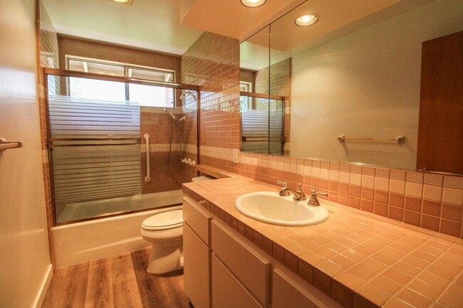 Building Photo - 298 Country Club Dr
