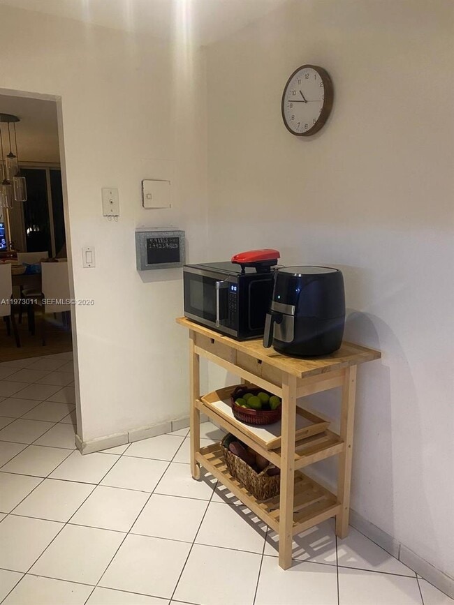 Building Photo - 100 Bayview Dr