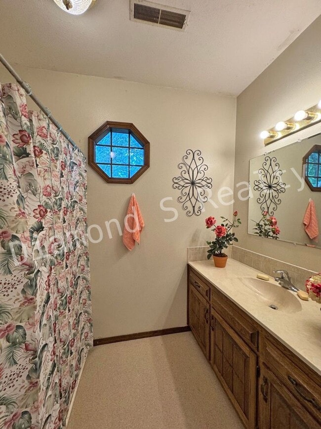 Building Photo - Cute 2 Bedroom Home with a Country Setting...