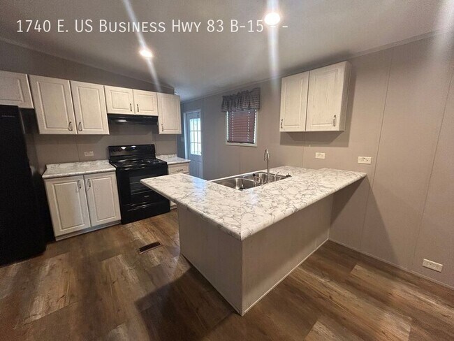 Building Photo - 15 B St