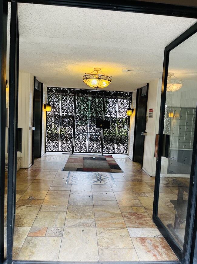 Gated and clean - 525 S Ardmore Ave