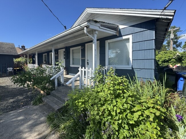 Building Photo - 2210 W 19th Ave