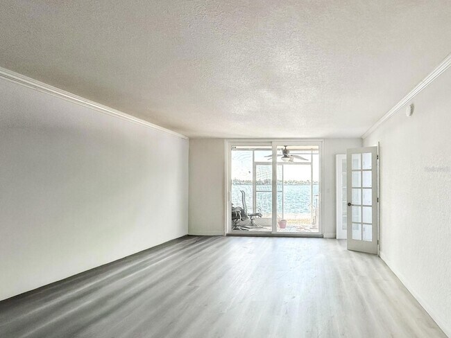 Building Photo - 7910 Sun Island Dr S