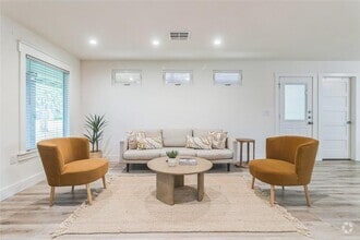 Building Photo - 1502 Villanova Dr