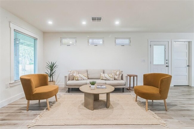 Building Photo - 1502 Villanova Dr