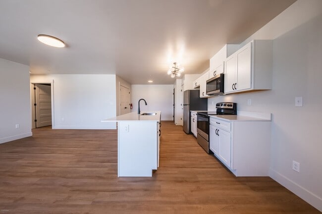 Building Photo - 2 bed 1 bath  Modern Apartment (1ST MONTH HALF OFF RENT) - 1134 sqft