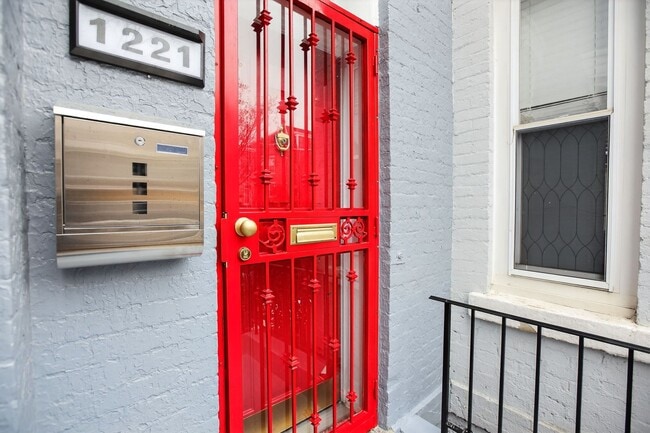 Building Photo - wonderful 3BR 1.5 Bath in the H st Corridor