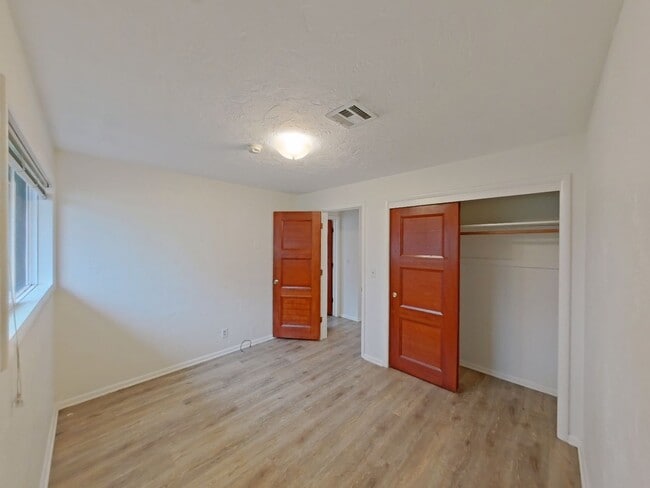 Building Photo - 3 Bedroom Family Home in the Harlow Street Bridge Area