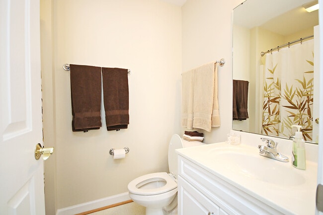 Building Photo - Cat-Friendly Rio Square Townhome