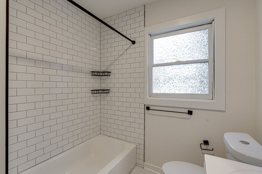 Building Photo - 203 N Seminole Dr