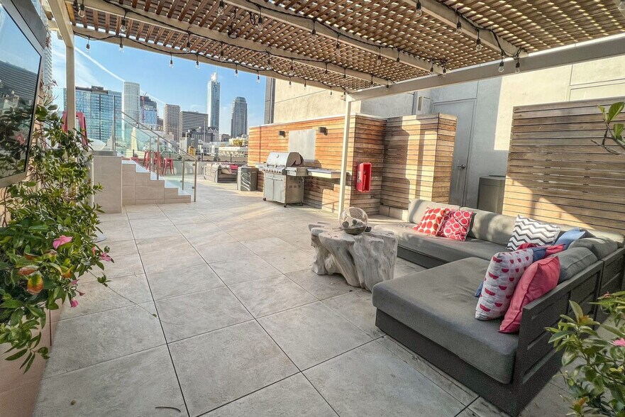 Building Photo - 810 S Spring St