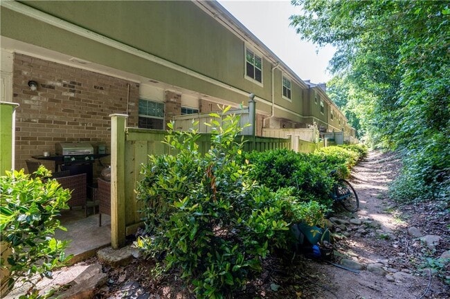 Building Photo - 6900 Roswell Rd