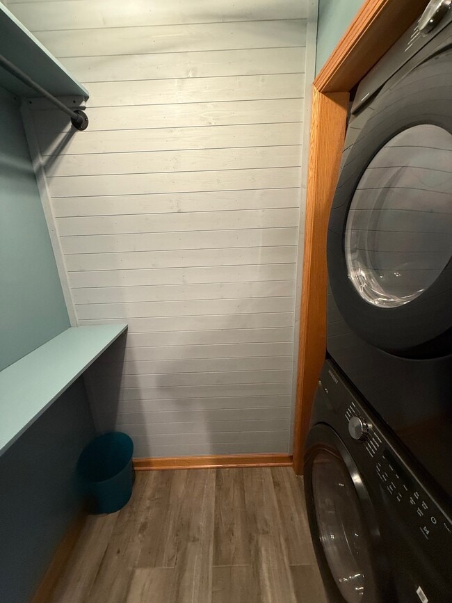 Building Photo - 709 Manor Dr