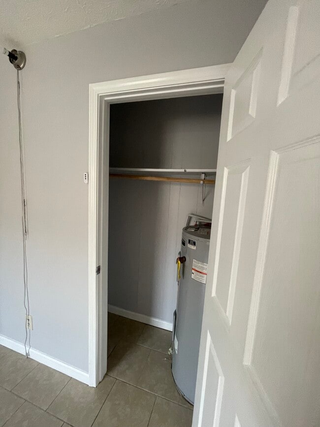 Building Photo - 715 W 13th St