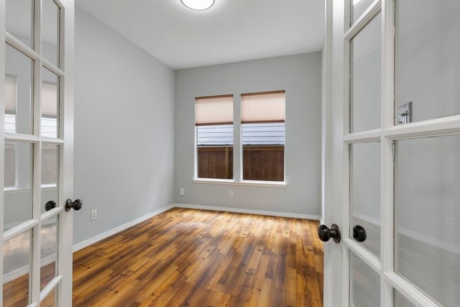 Building Photo - 6 E Cottage Green St
