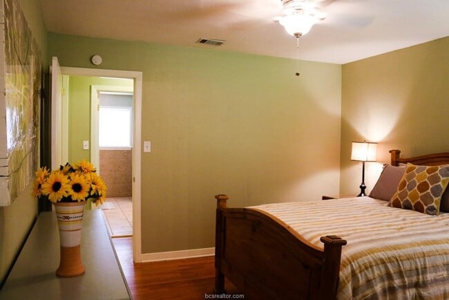 Building Photo - AUGUST PRE-LEASE!! 4 bed, 3 bath house on ...