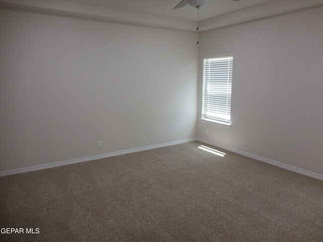 Building Photo - 561 Oakmont