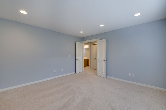 Building Photo - 4 Bedroom PLUS Bonus Room at Carriage Park...