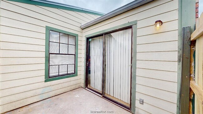 Building Photo - 725 Peppertree Dr