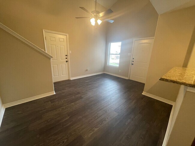 Building Photo - ~INVITING 3/2.5 Townhome Includes Granite in Kitchen & All Kitchen Appliances ((Brand New Vinyl F...