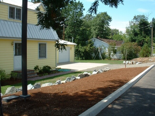 Building Photo - Charming 4 bedrooms, 2 bath on the RIVER w...