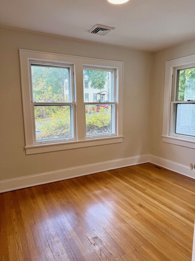 Building Photo - 302 Hasbrouck Ave