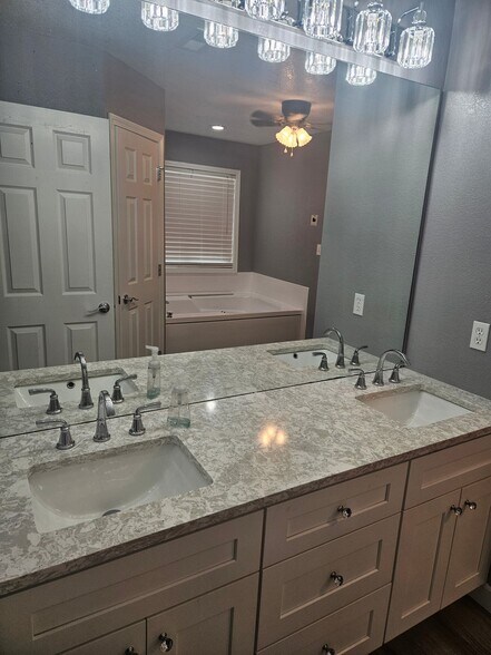 Building Photo - 648 Racquet Club Dr