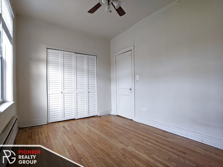 Building Photo - 730 W Roscoe St