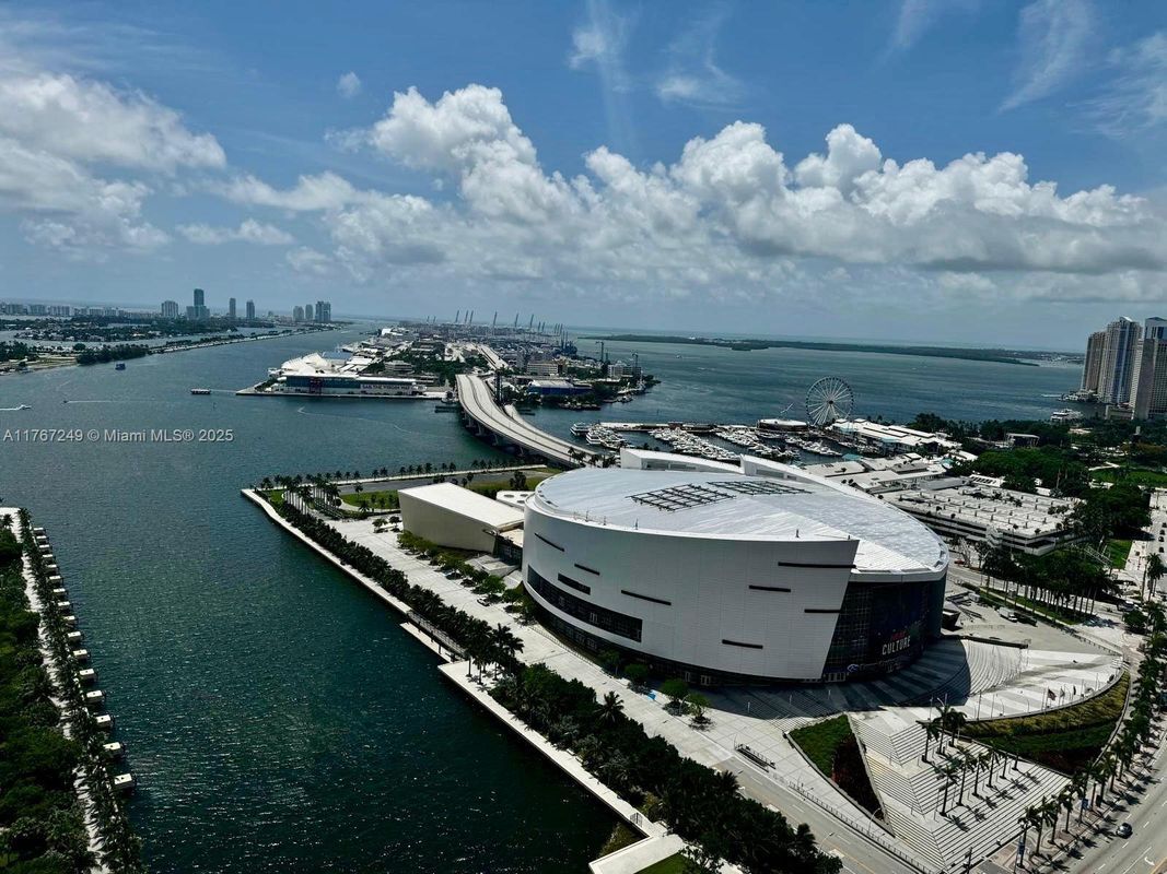 Building Photo - 900 Biscayne Blvd