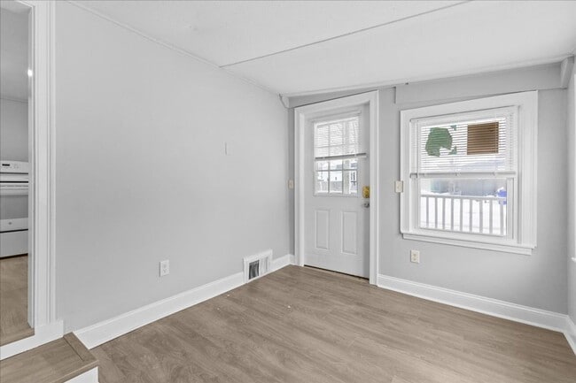 Building Photo - Newly Renovated 3 bedroom home in Burlington