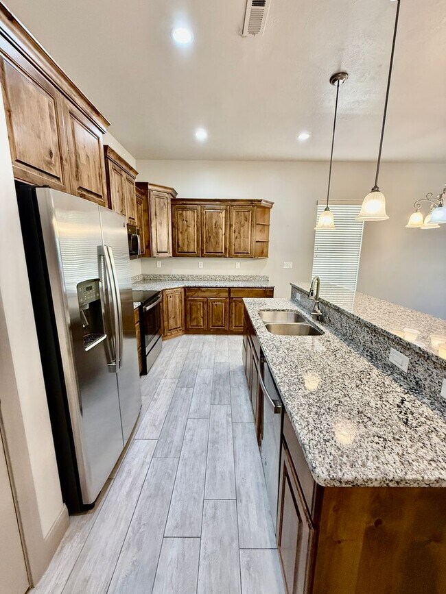 Building Photo - Spacious 2-Bedroom Duplex with Den & Fence...