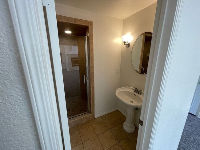 Building Photo - 1095 Robin Cir