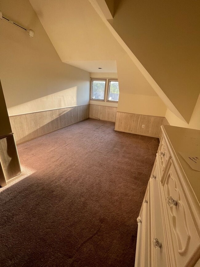 Building Photo - 194 E 14th Ave