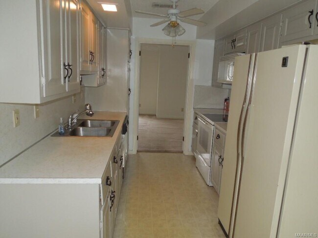 Building Photo - 2169 Edinburgh Dr