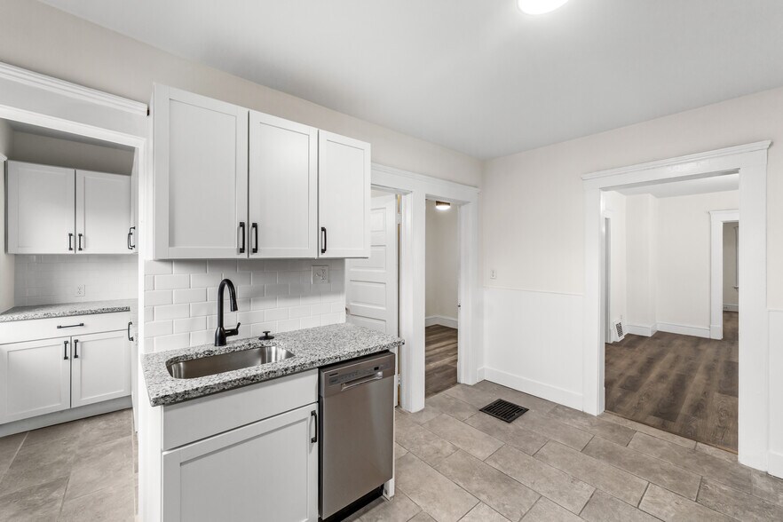 Primary Photo - 1352 W 58th St