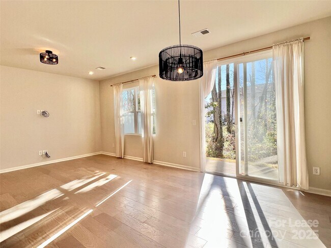 Building Photo - 5348 Somerset Hill Ln