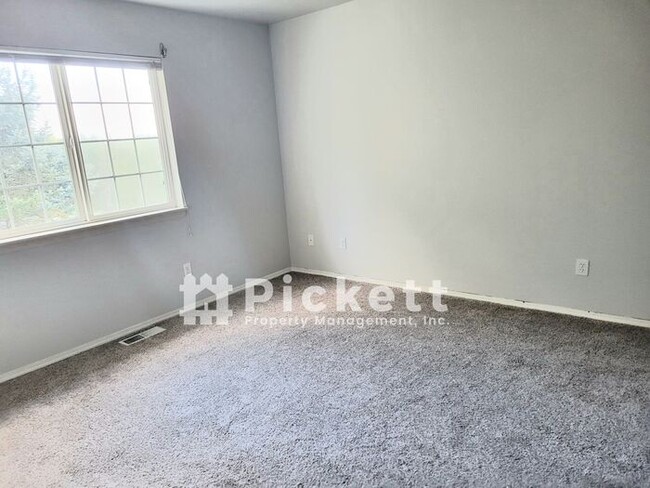 Building Photo - Lovely 3 Bedroom Ridgetop Townhome