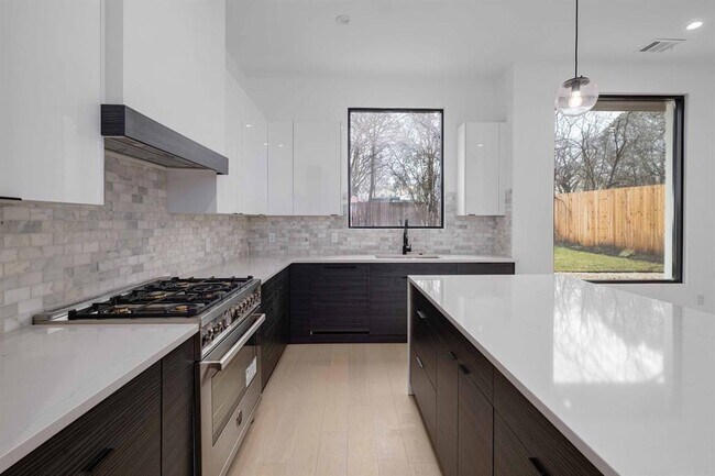 Building Photo - 1704 Kinney Ave